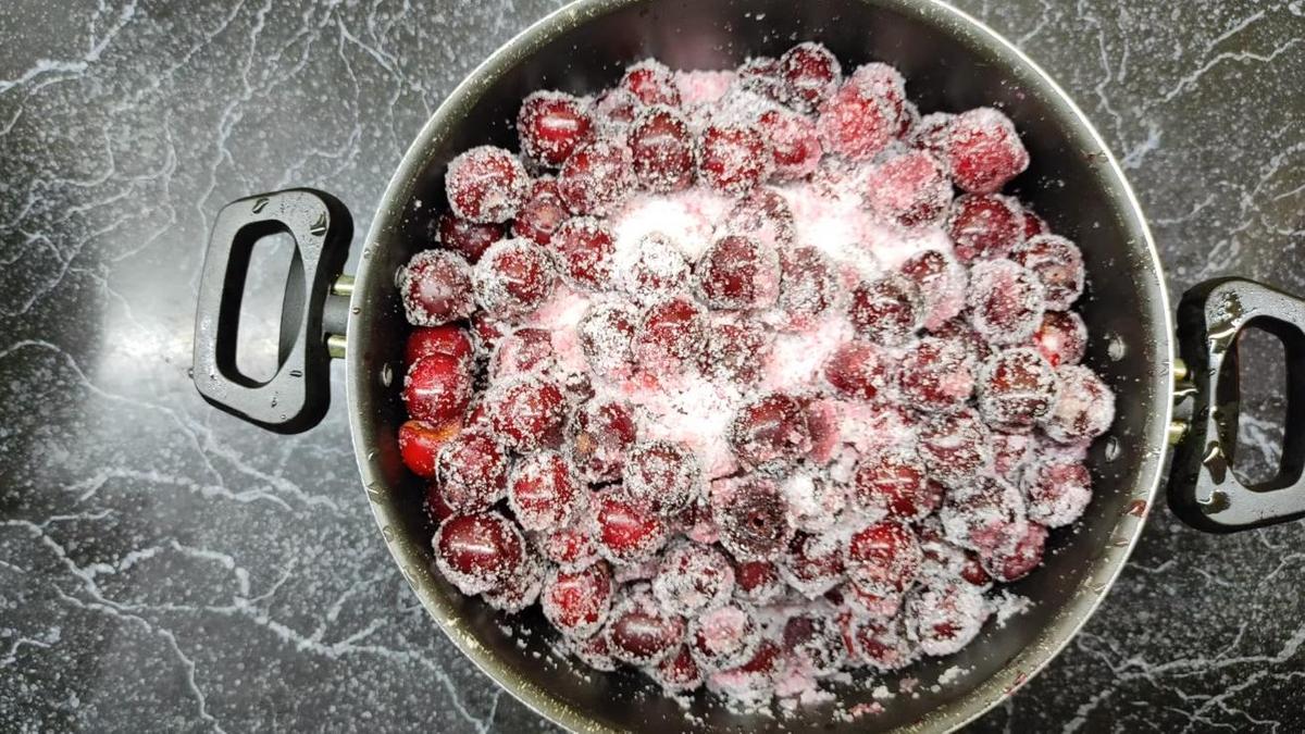 Черешня смешанная с сахаром