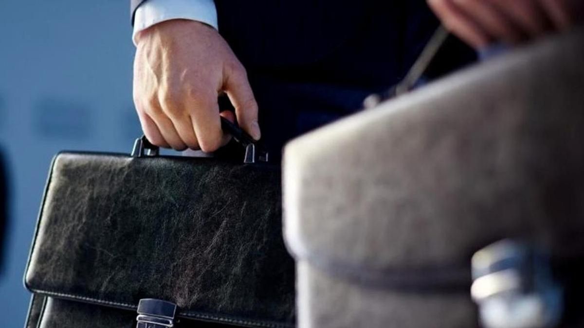 портфель ұстаған адам