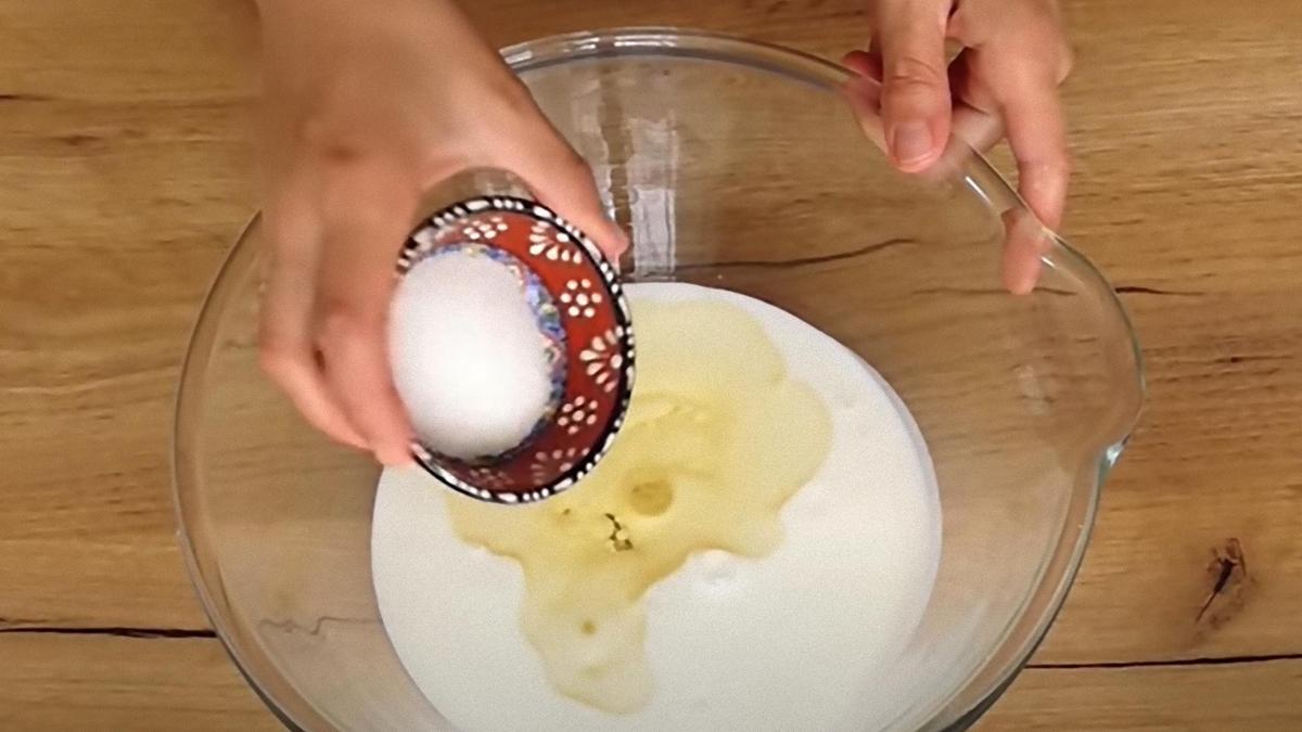 В миску с кефиром добавляют сахар