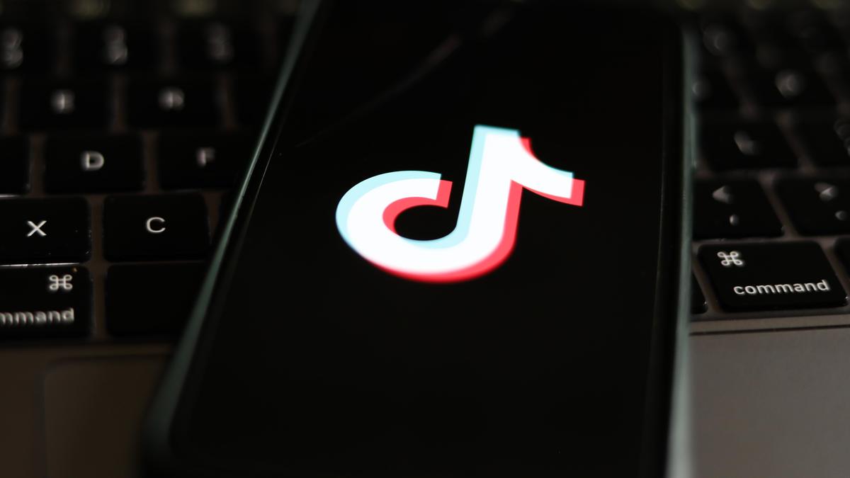 Логотип TikTok на экране смартфона