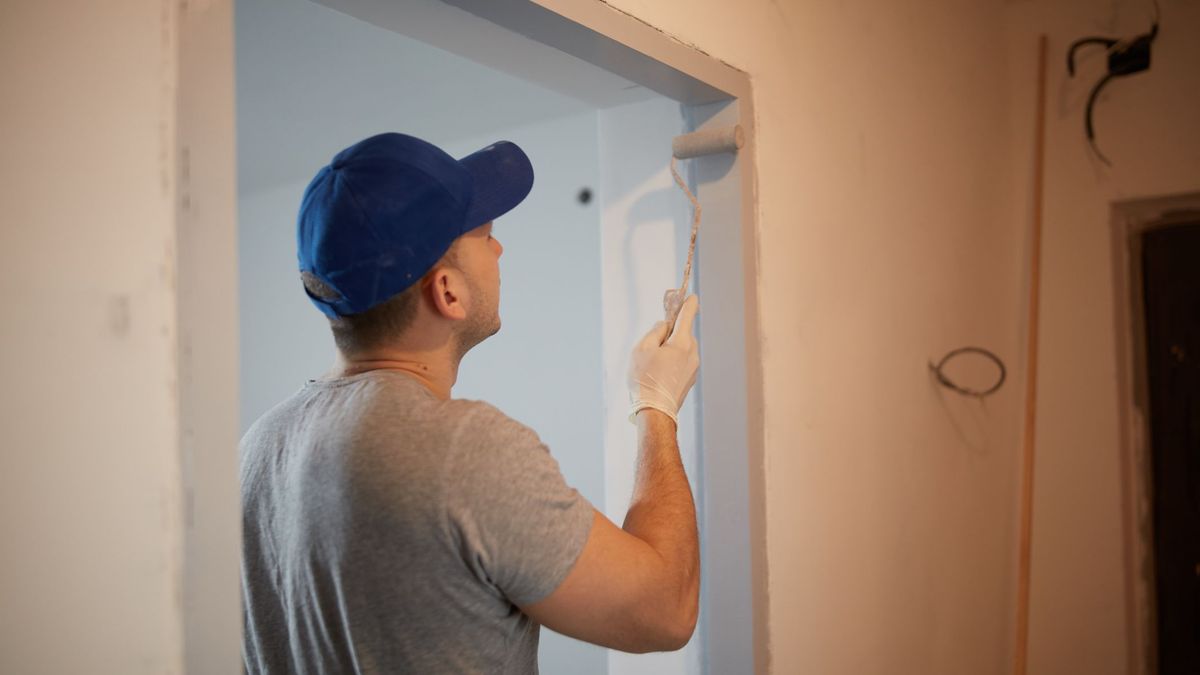 Мужчина делает ремонт