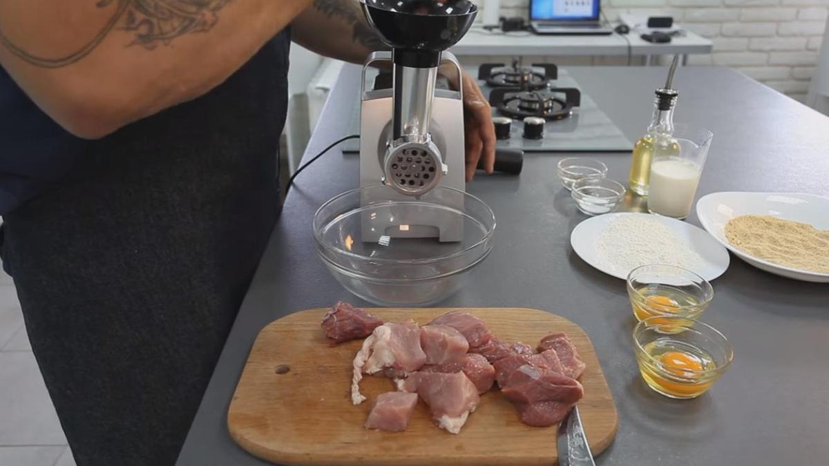 Пропустите мясо через мясорубку