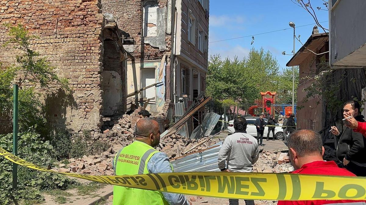 Разрушения в Стамбуле после землетрясения
