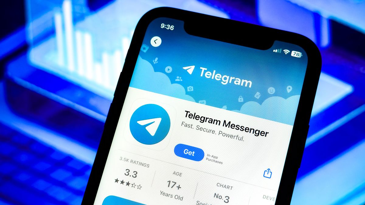 Смартфон с приложением Telegram