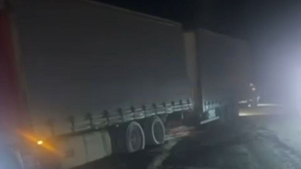 Грузовик в кювете