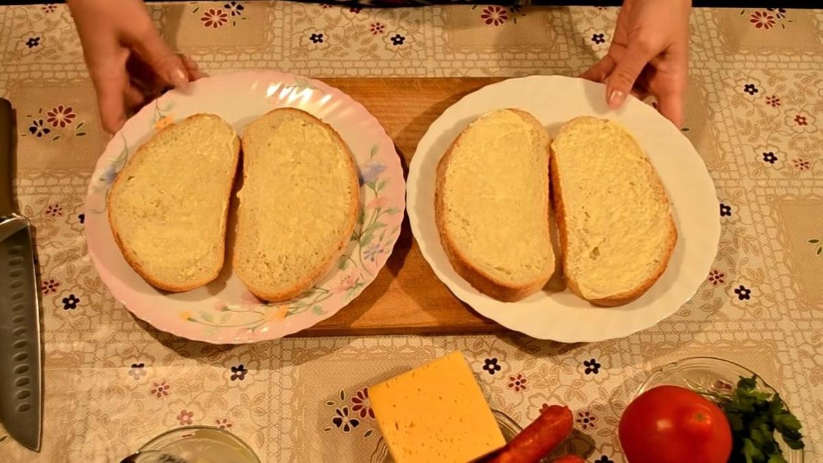 Намазанные майонезом ломтики хлеба