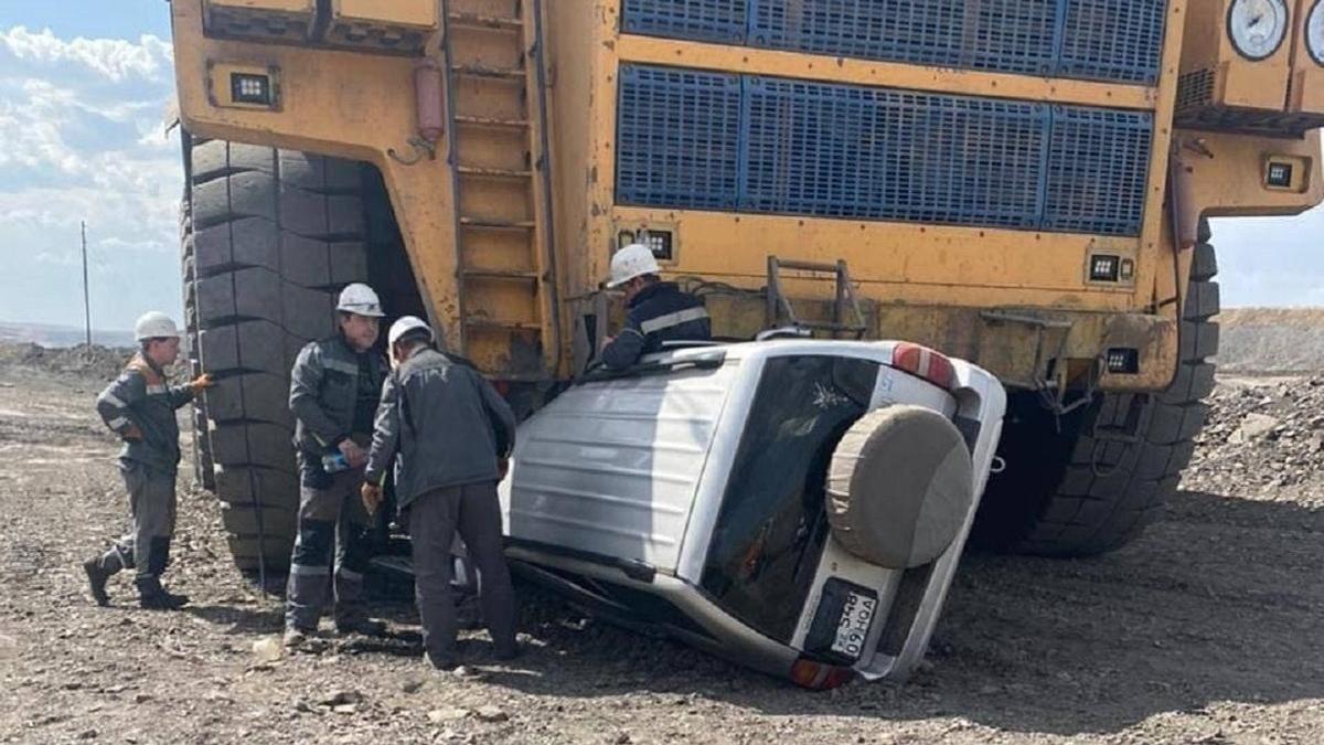 Раздавленный внедорожник в Карагандинской области