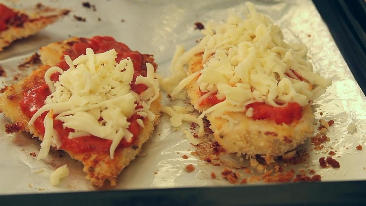 Филе покрыто томатным соусом и тертым сыром