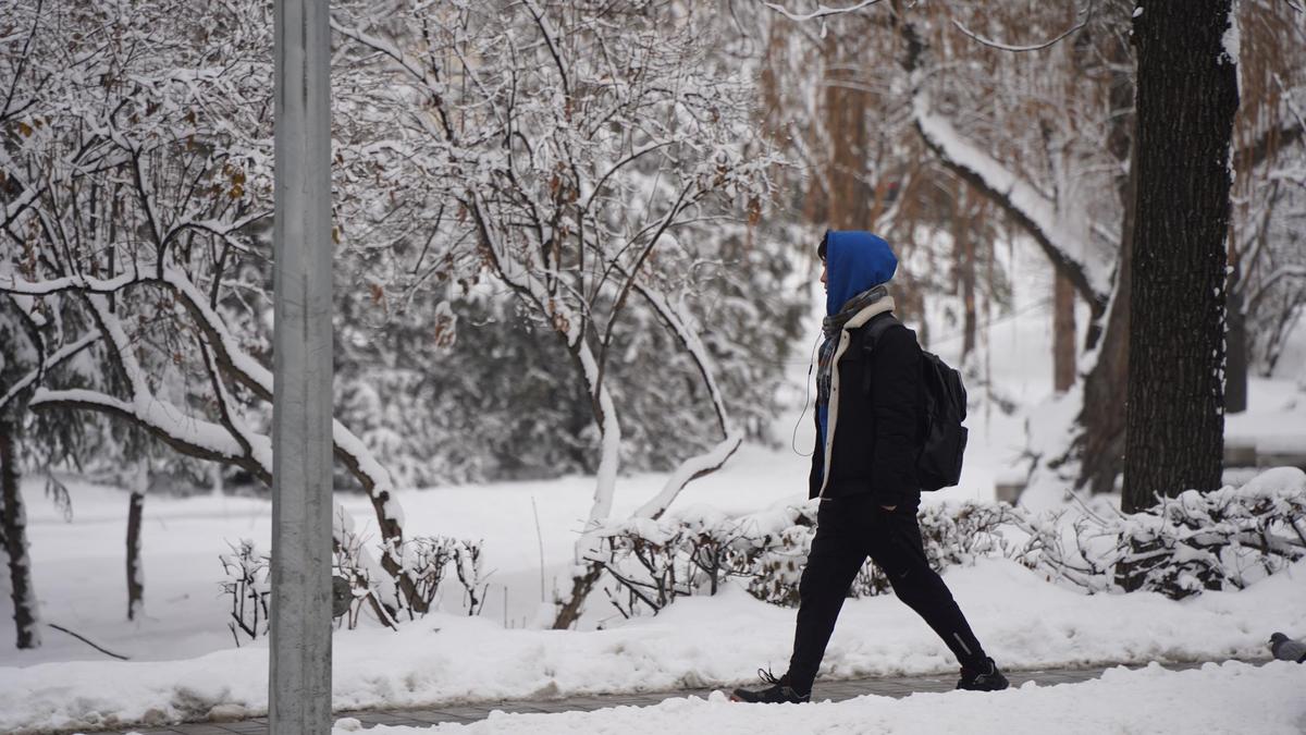 Парень на улице зимой.