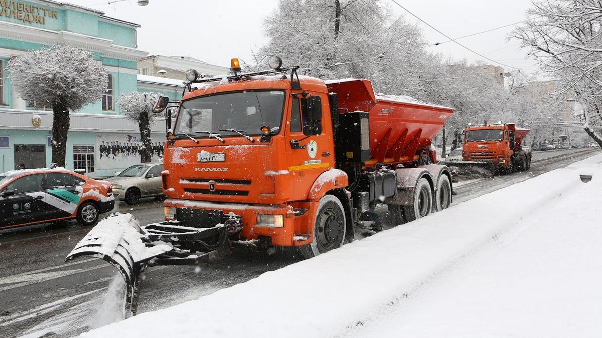 дорожные службы убирают снег в Алматы