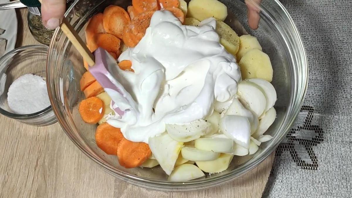Овощи заправлены сметаной