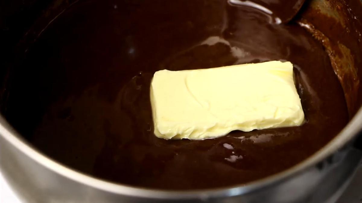 Добавление сливочного масла в сотейник с глазурью
