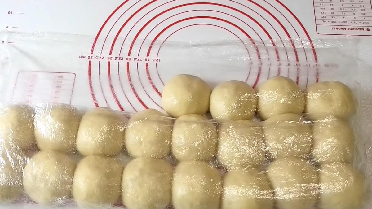 Тесто делят на порции