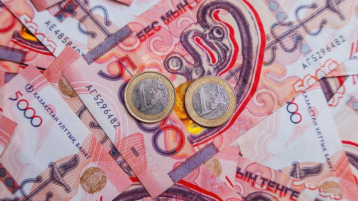Нацбанк сравнил волатильность тенге с евро и фунтом
