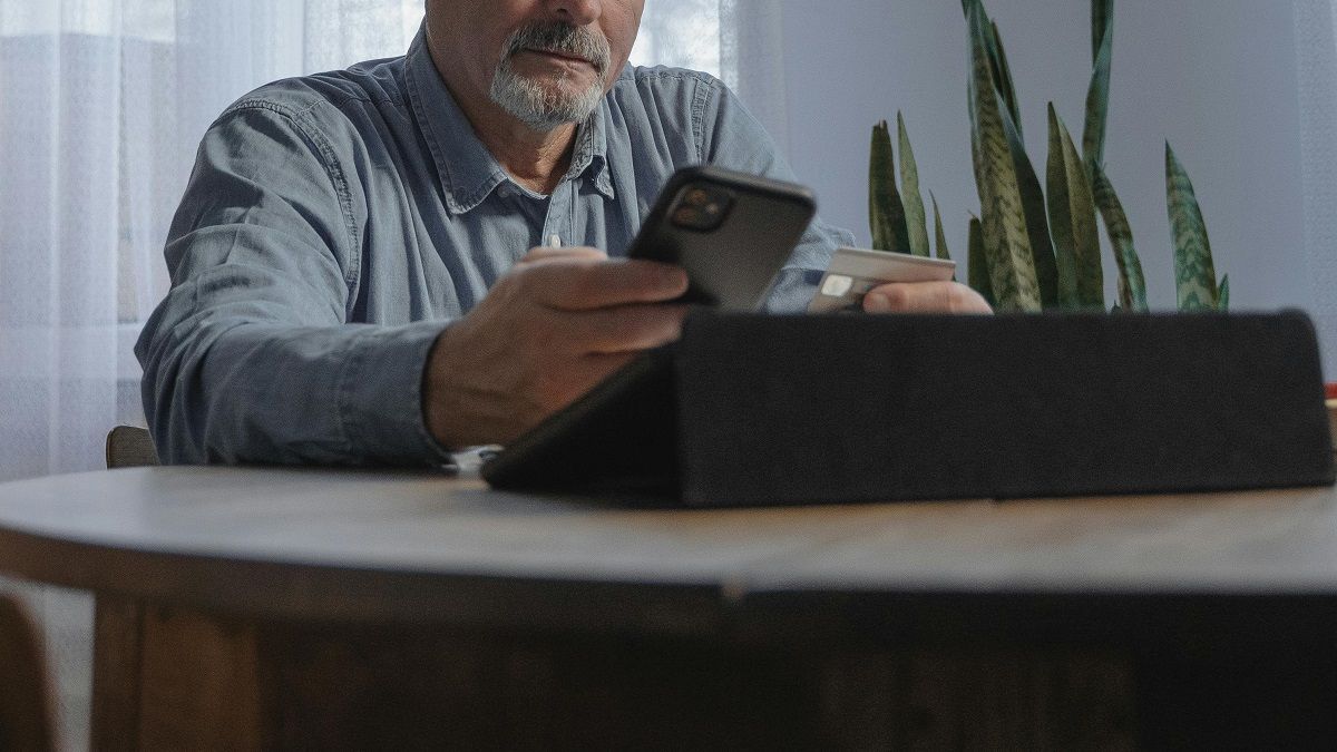 Пенсионер с телефоном