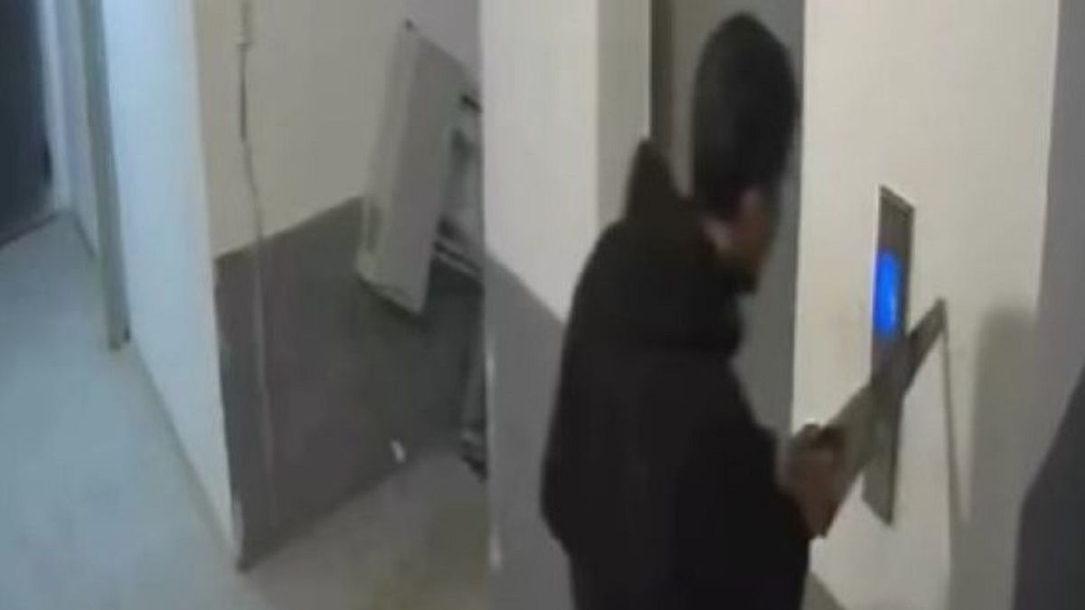 Мужчина с пилой в Атырау