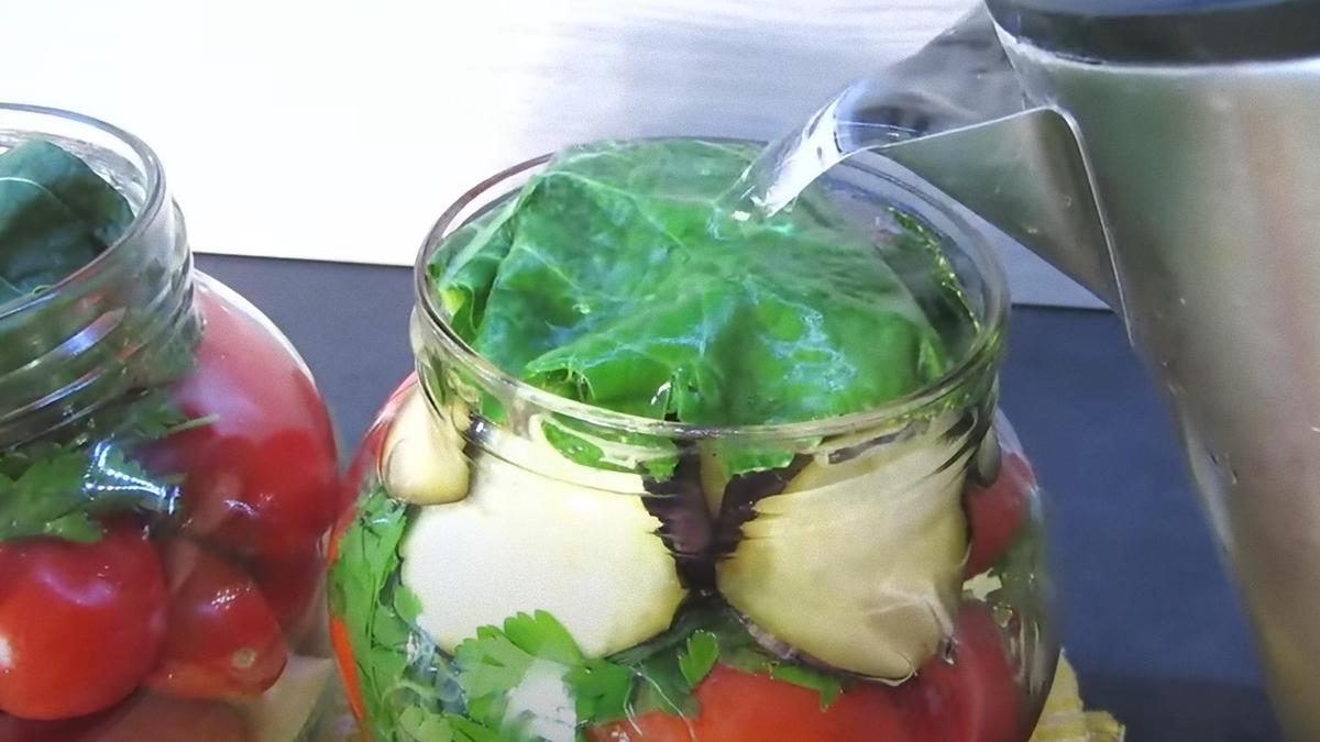 В банку с овощами заливают кипяток из чайника
