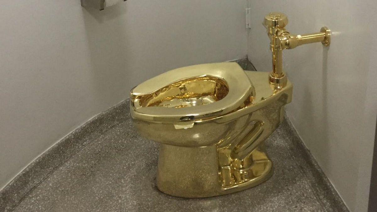 Золотой унитаз Кателлана