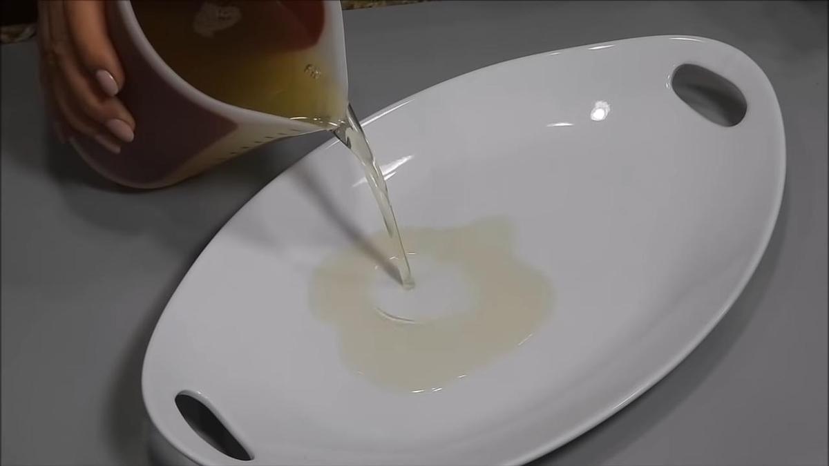 Куриный бульон заливают в блюдо для заливного