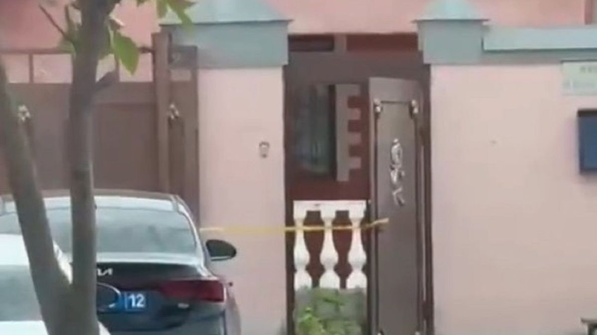 Полиция возле дома в Жанаозене