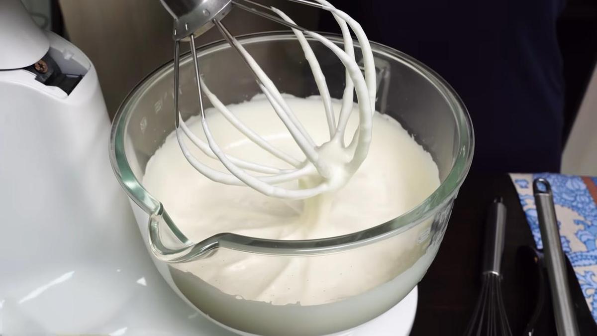 Яйца и сахар взбивают миксером