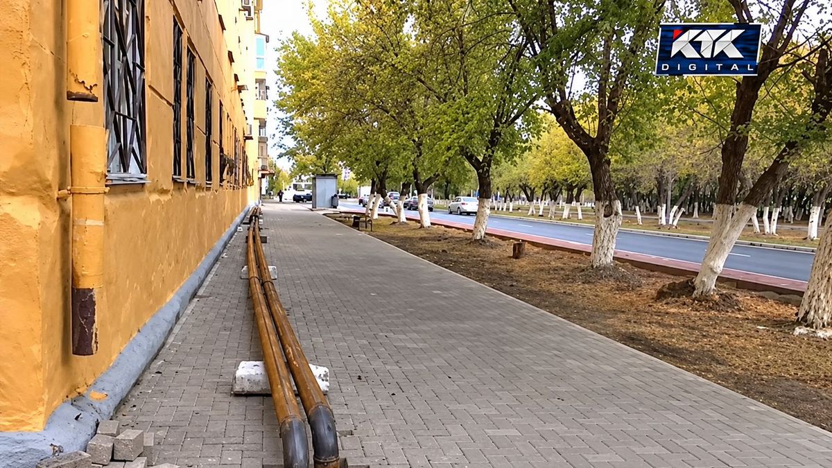 Трубы поверх брусчатки