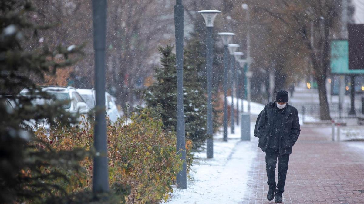 Мужчина в маске идет по улице