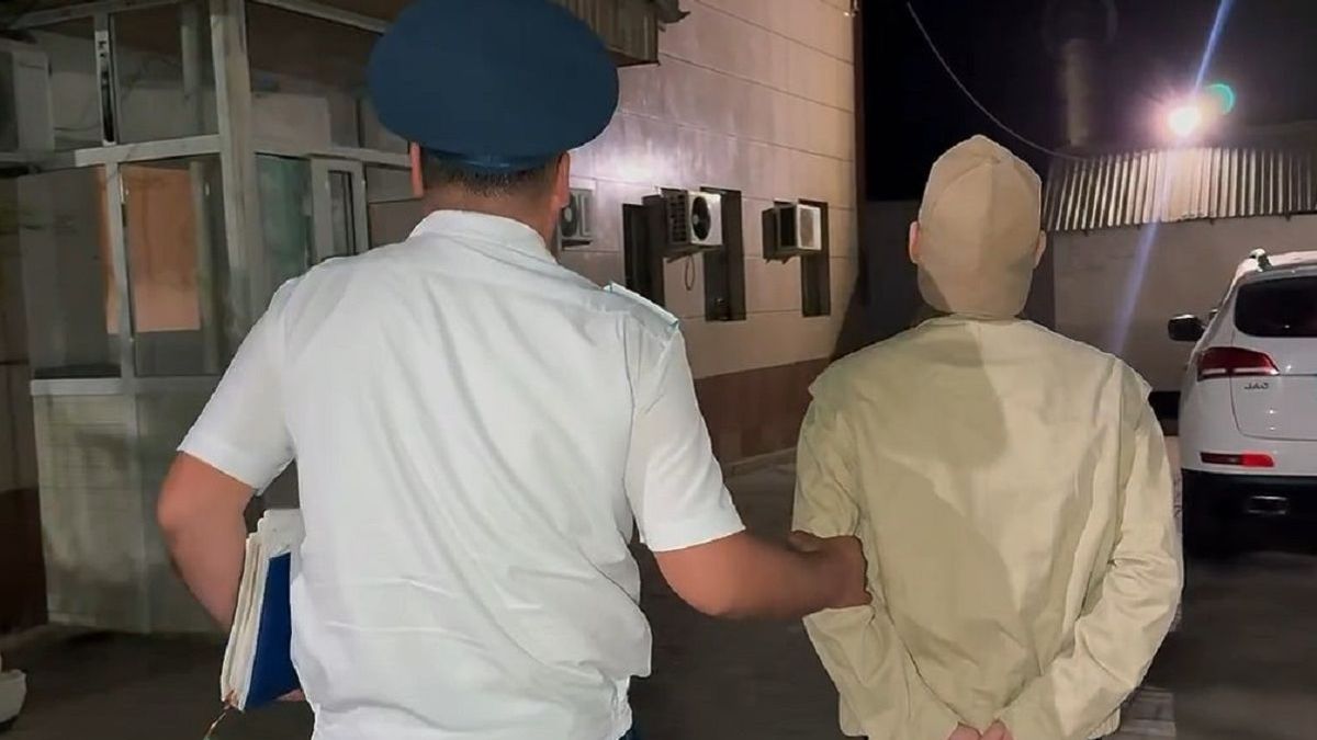 Полицейский и парень