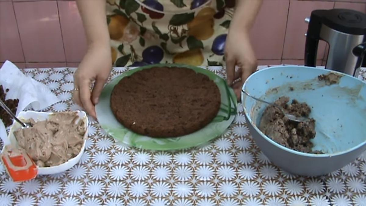 Разрезанный на коржи шоколадный бисквит