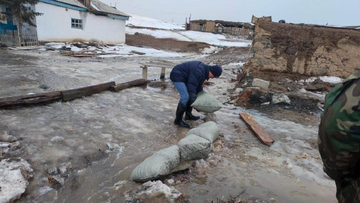 Затопленные водой улицы в Атырау