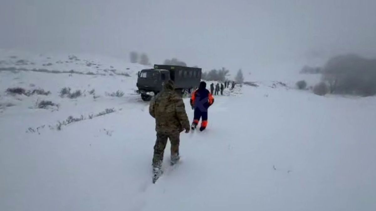 Спасатели эвакуируют застрявших в снегу