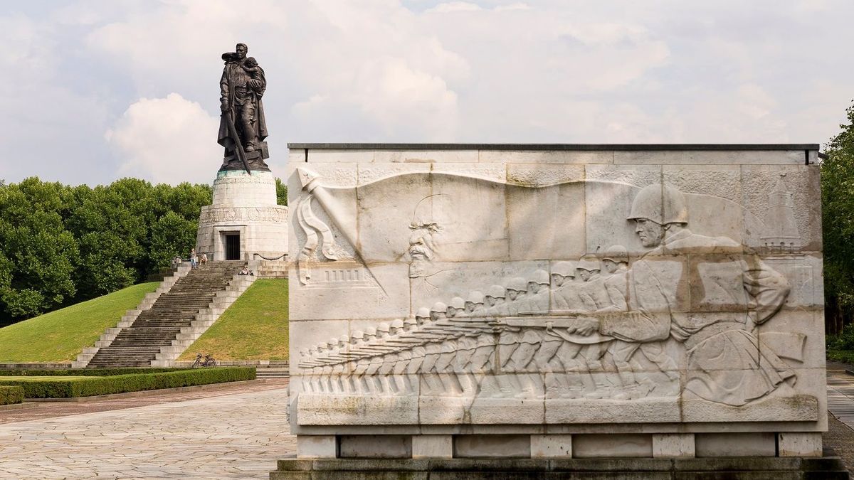 Мемориал советским солдатам в Трептов-парке в Берлине