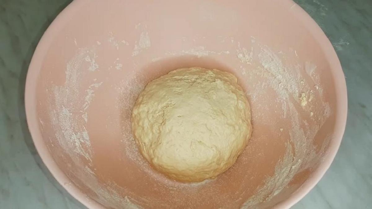 Тесто лежит в миске