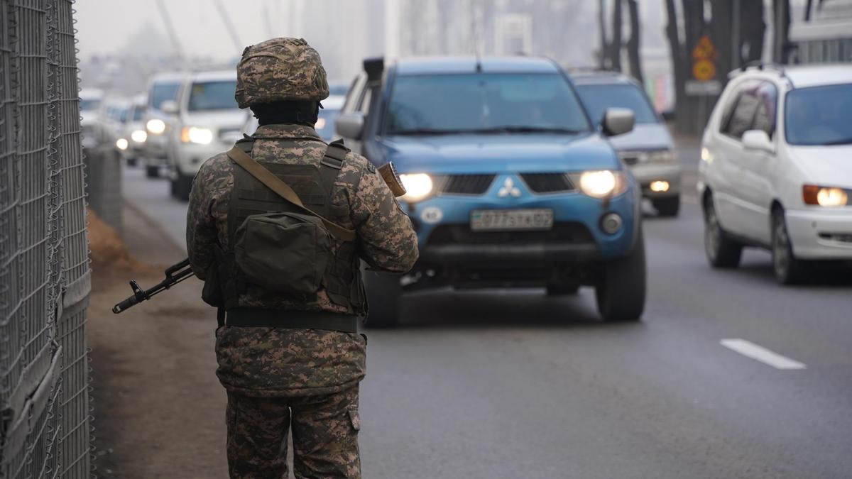 Военный стоит на посту