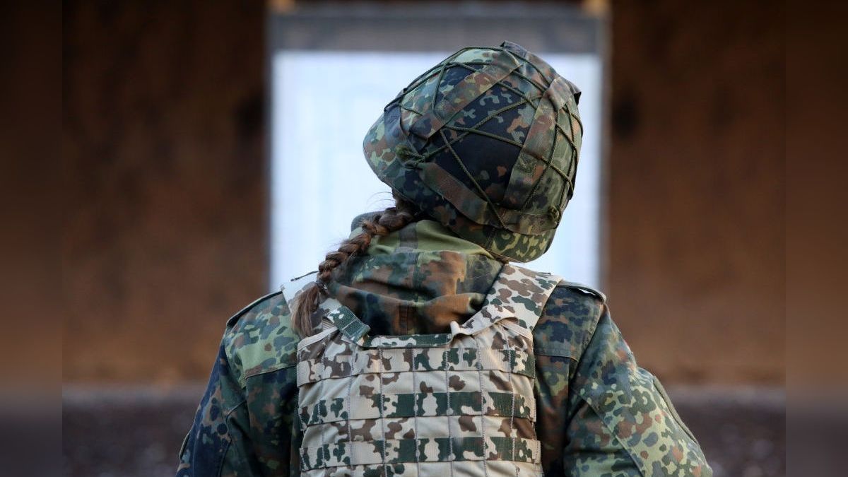Военнослужащая