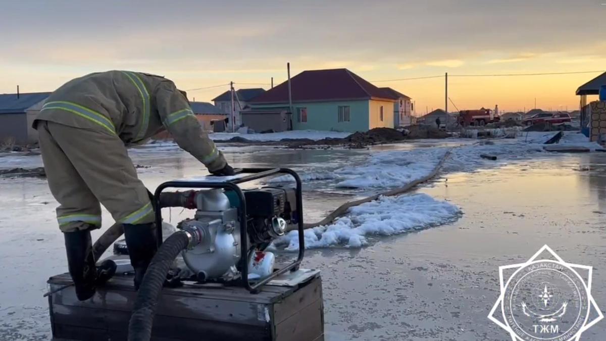 Спасатель откачивает воду