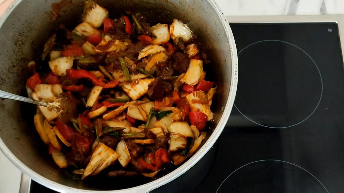 Баранина с перцем, пекинской капустой и сельдереем в казане
