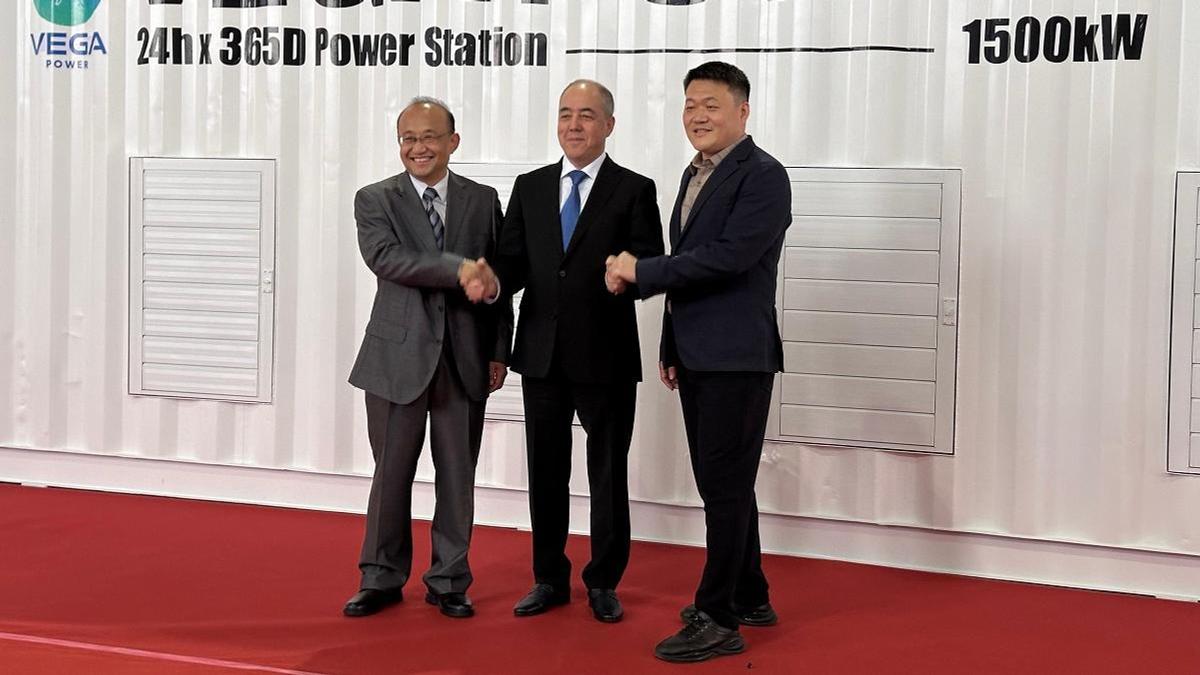 Аким пожимает руки партнерам