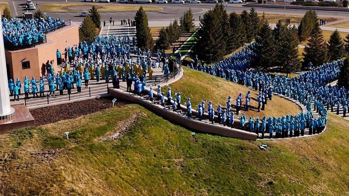 1500 школьников исполнили песню "Атамекен"