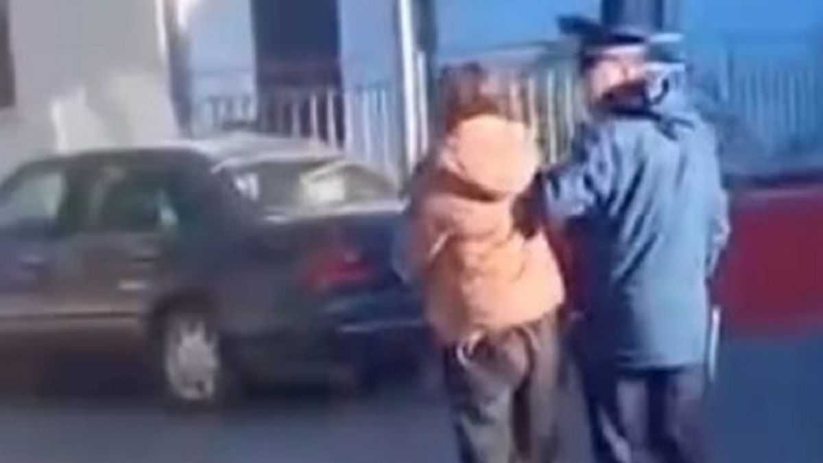 Талдыкорганка и полицейский