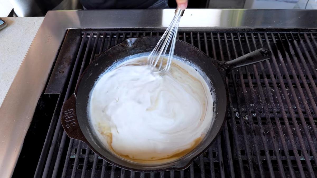 Приготовление сливочного соуса в сковороде