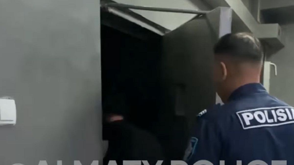 Мужчину ведут в камеру