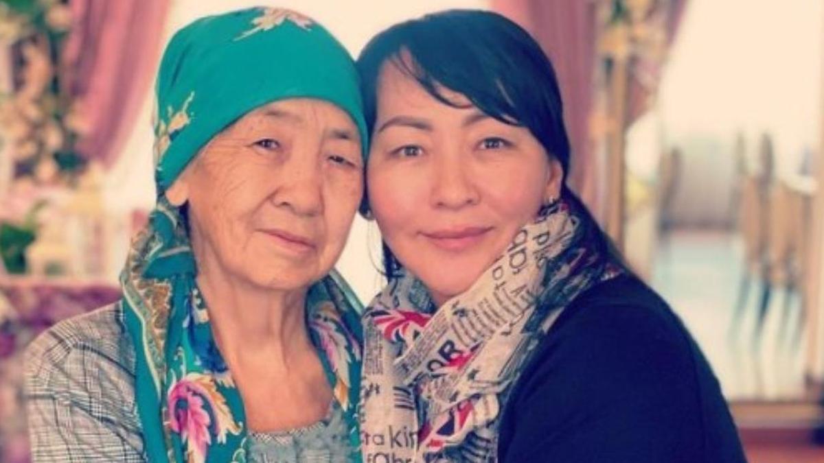 Айгүл Иманбаева анасымен Айгүл Иманбаева анасымен