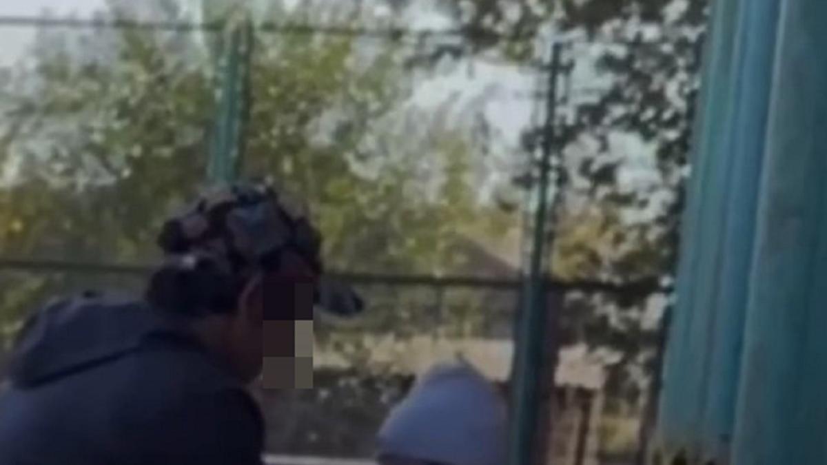 Мужчина дает покурить дочери