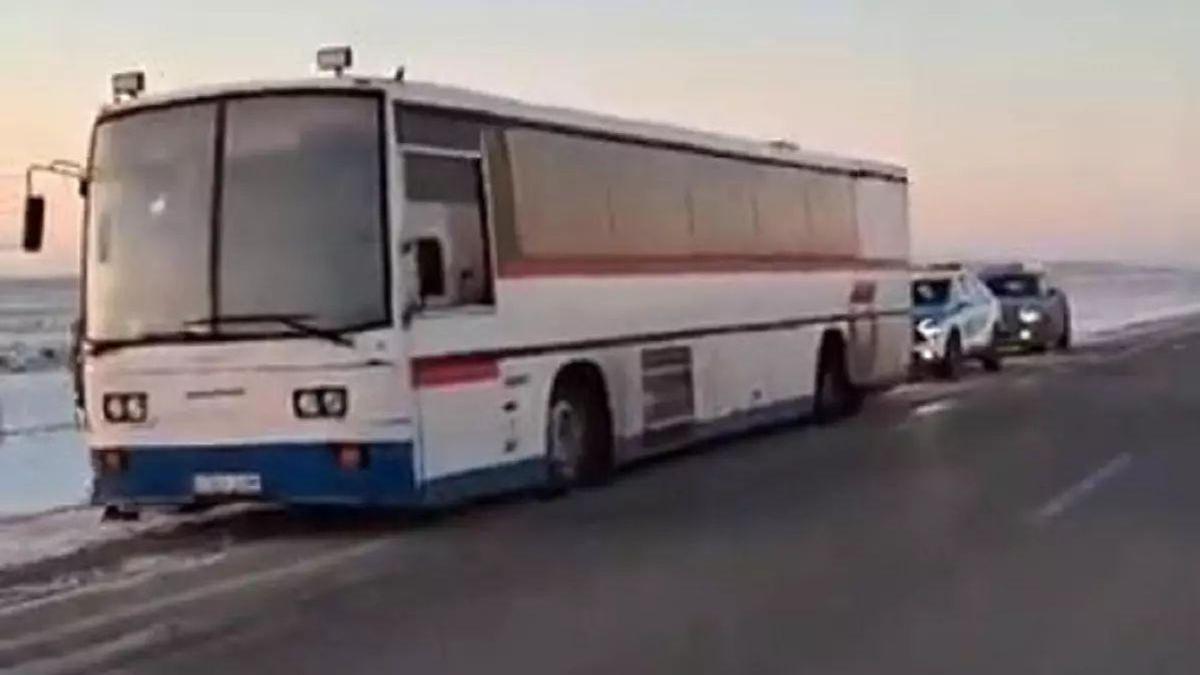 Қарағанды облысындағы тасжолда қалған автобус Қарағанды облысындағы тасжолда қалған автобус