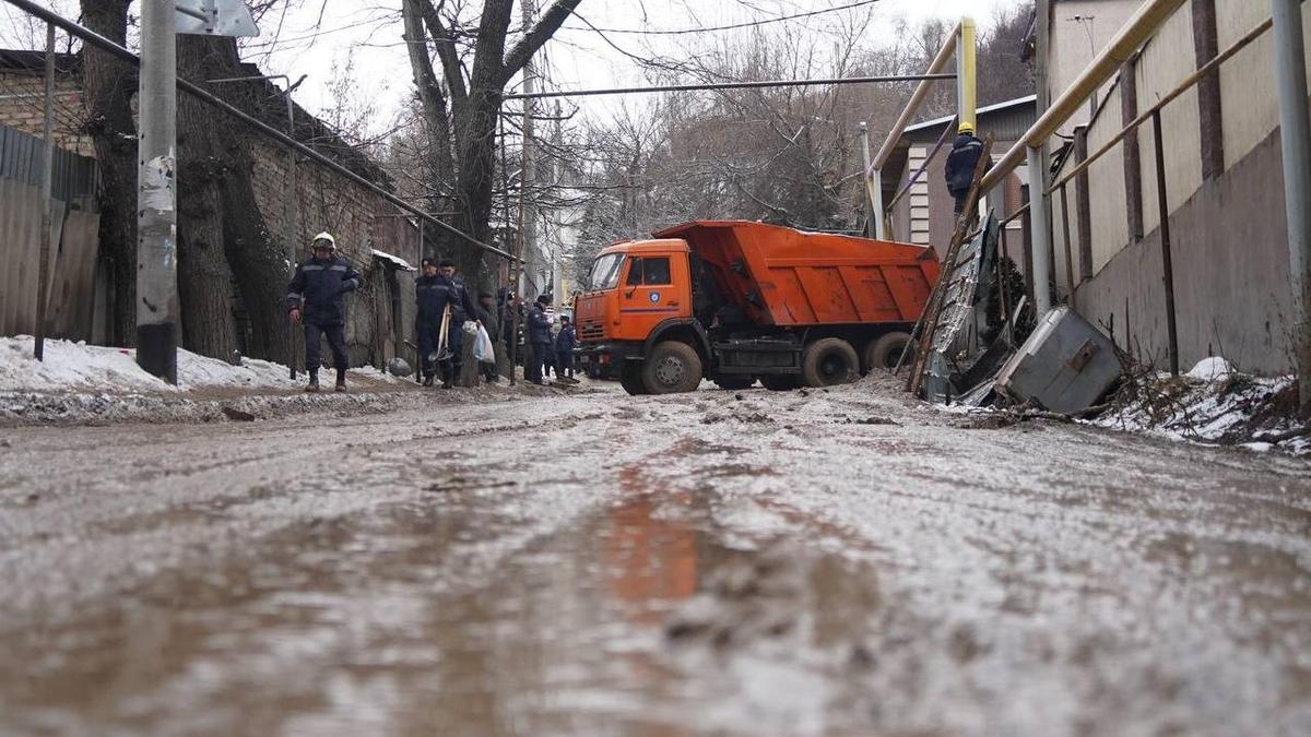 Грузовик и спасатели на месте ЧП в Алматы