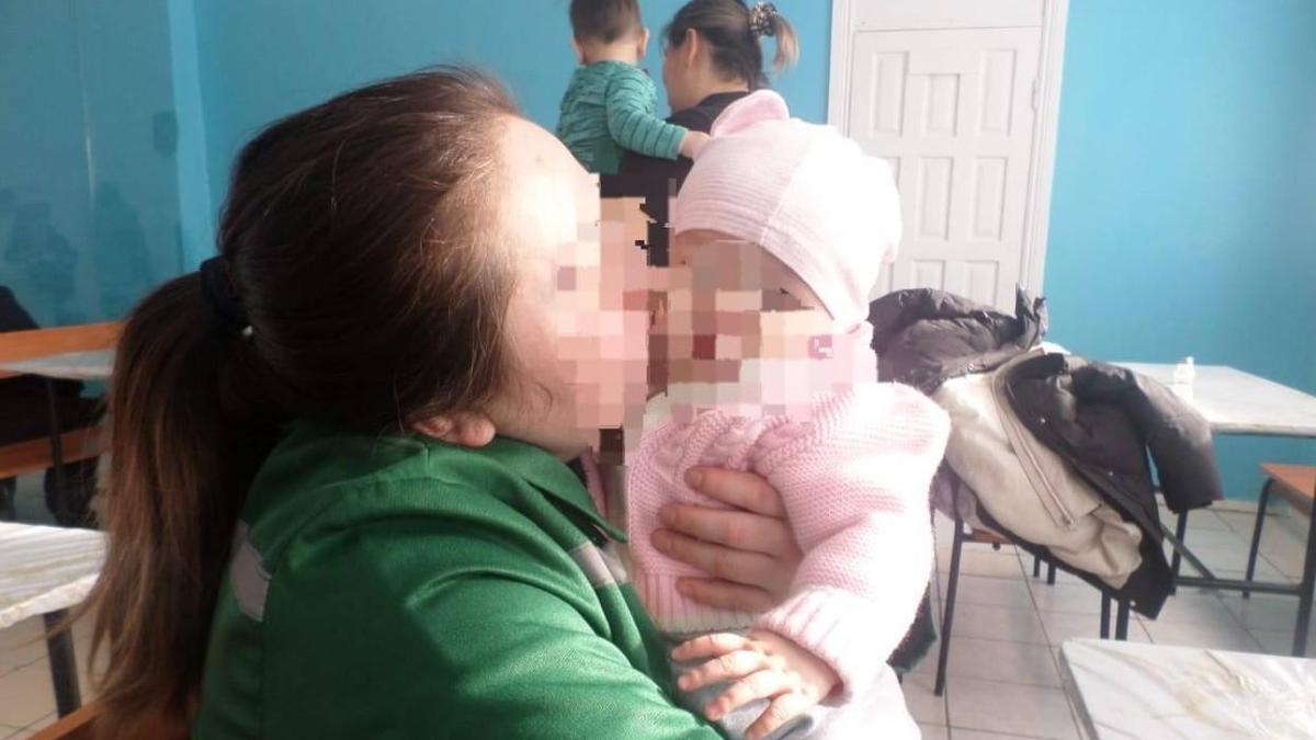 Женщина увиделась со своей 8-месячной дочерью