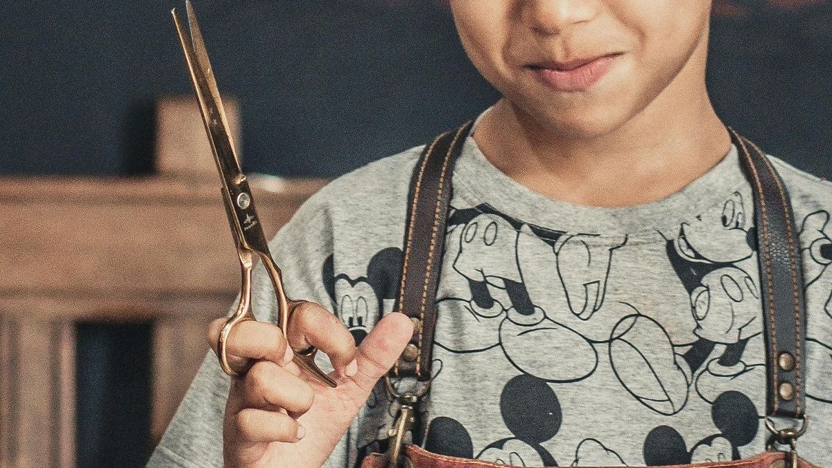 Ребенок с ножницами