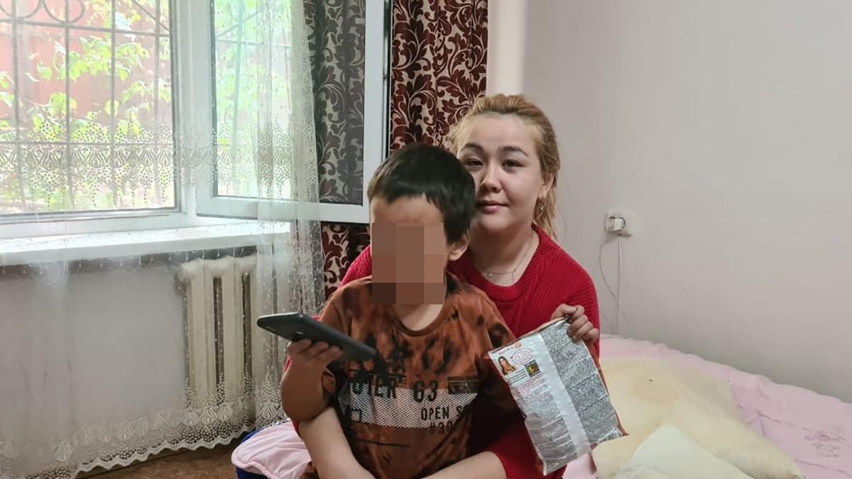 Алматинка с маленьким сыном оказалась на улице без единого тенге в кармане
