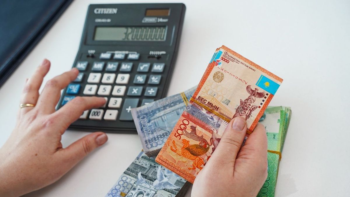 Девушка считает деньги